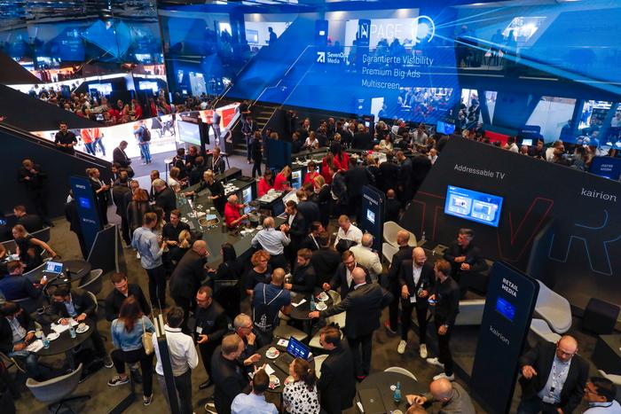 Menschen unterhalten sich auf einer Messe