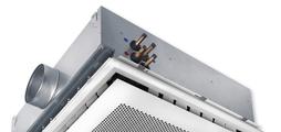 Vierseitig ausströmender Deckeninduktionsdurchlass für 600er und 625er Deckenraster mit vertikalem Wärmeübertrager und Kondensatwanne